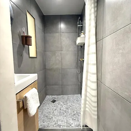 Moderne Avec Jacuzzi Séjour chez l'habitant